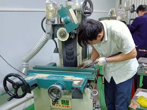 广州新塘旺磐HF一618S手摇磨床维修