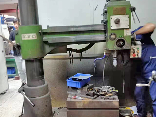 东莞市黄江镇台湾鸿昌HC一900DS摇臂钻床维修