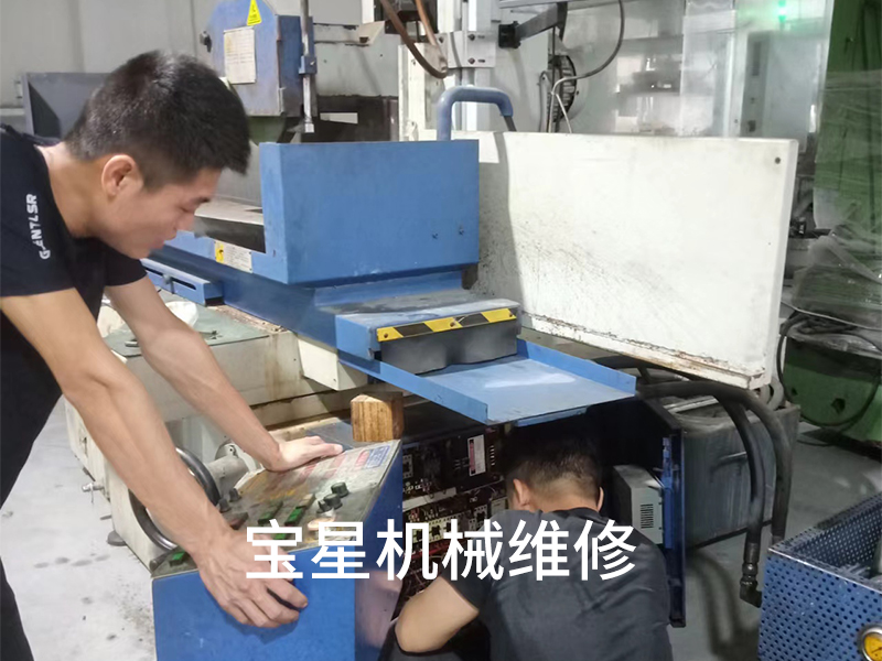 东莞市横沥镇宝发机械PFS一3080AHNC平面磨床维修